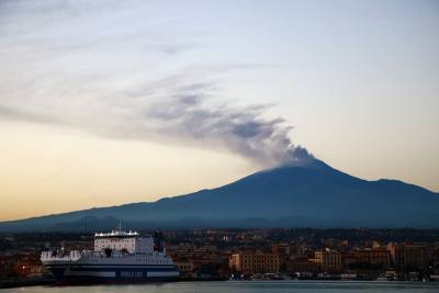 Опубликовано видео извержения вулкана Стромболи в Италии