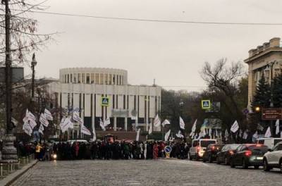 С плакатами и дудками: предприниматели снова перекрыли центр Киева