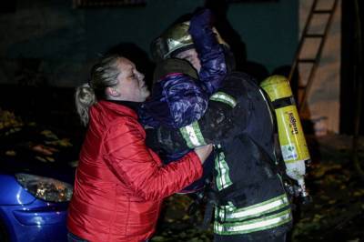 Киевские спасатели вынесли троих детей из горящего дома