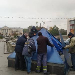 В Запорожье консервируют городские фонтаны. Фото