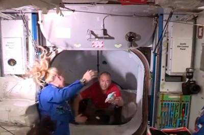 Экипаж Crew Dragon взял на МКС Малыша Йоду