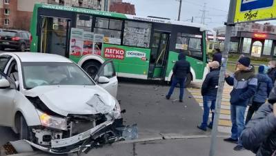 В Красносельском районе маршрутка с пассажирами столкнулась с легковым авто