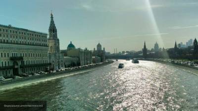 Красный джип с людьми "искупался" в Москве-реке