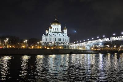 В Москве у Храма Христа Спасителя в реку вылетел внедорожник
