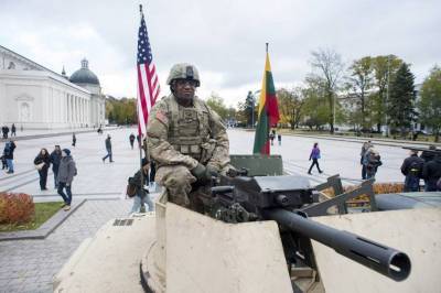 Министр обороны Литвы многократно присягнул на верность США