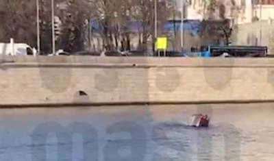 Автомобиль упал в Москва-реку рядом с Храмом Христа Спасителя
