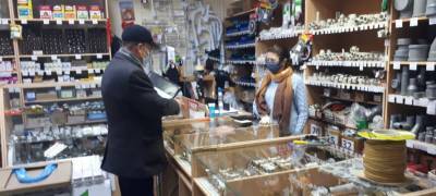 Проверяющие из мэрии Петрозаводска нашли в магазине на Ключевой продавца без маски