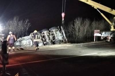 Прибыли на вызов об аварии: под Харьковом авто полиции попало в масштабное тройное ДТП (фото)