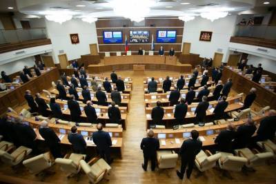 Депутаты приняли первый постковидный бюджет Свердловской области в первом чтении