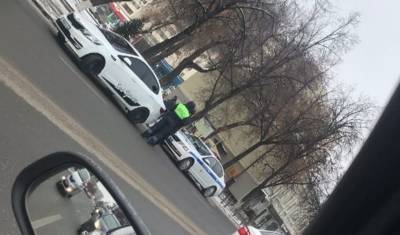 Экипаж ГИБДД дежурит на улице Первомайской в Тюмени