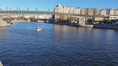 Автомобиль упал в Москву-реку возле храма Христа Спасителя