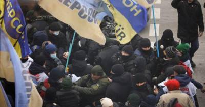 Столкновения под Радой: полиция задержала участника акции протеста (ФОТО)