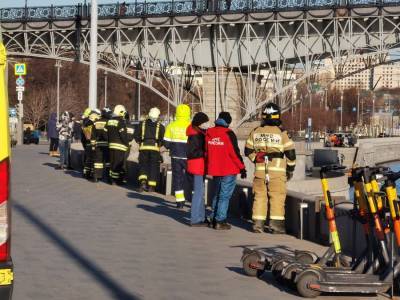 Водитель упавшей в Москву-реку машины погиб