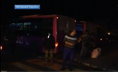Армяне возвращаются в Степанакерт под контролем российских военных: из Кельбаджарского района началась эвакуация беженцев