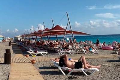 Переполненные россиянами пляжи в Турции в середине ноября сняли на видео