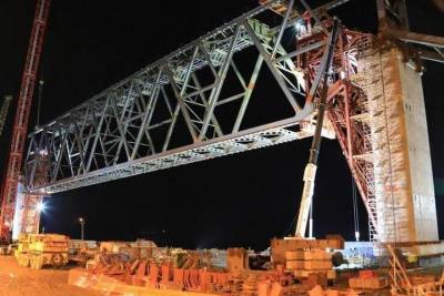 В Заполярье провели технологическую операцию по подъёму опоры и установке второго пролёта моста через Тулому