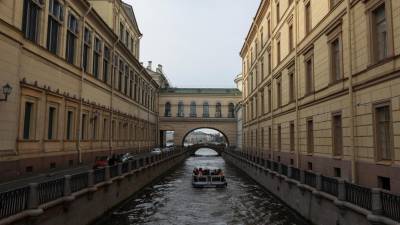 В Петербурге перевозки по рекам и каналам за сезон сократились в 1,5 раза