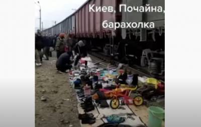 Как в Индии: Киевляне развернули опасную торговлю на железной дороге