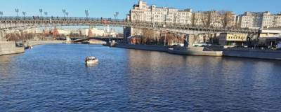 Внедорожник упал в Москву-реку, водитель скончался