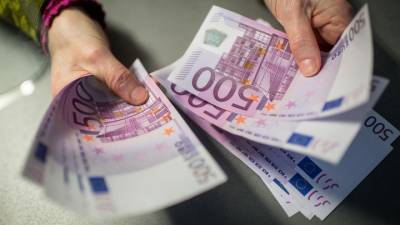 Опрос: более четверти россиян уверены в росте евро и доллара выше 100 рублей