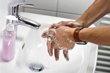 В Роспотребнадзоре объяснили, каким мылом нужно мыть руки