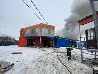 Причиной пожара на заводе в Челябинске могла стать утечка газа. Под завалами есть люди