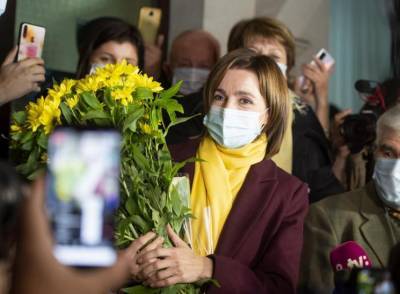 Зеленский поздравил Майю Санду с победой на президентских выборах в Молдове