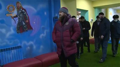 Кадыров приказал заменить в детском центре изображение Капитана Америки, Тора и других