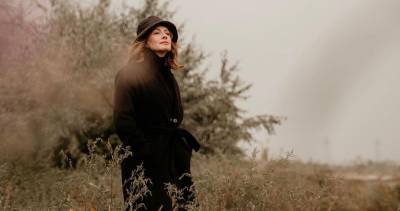 В шляпе и массивном пальто: Елена Кравец кардинально сменила образ