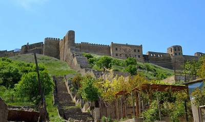 В Дербенте из-за дождей разрушается часть южной стены древней крепости Нарын-кала