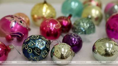 ФОТОФАКТ: Коллекция новогодних елочных шаров представлена на выставке в Витебске