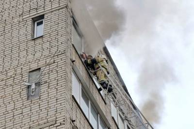 В Смоленске два часа назад при пожаре в квартире спасали с балкона двух мужчин