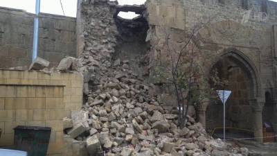 В Дербенте из-за проливных дождей обрушилась часть стены крепости Нарын-Кала
