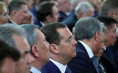 Госдума одобрила законопроект, позволяющий Путину и Медведеву быть пожизненными сенаторами