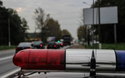 На трассе М10 в Тверской области водителя зажало в кабине после столкновения с попутным грузовико