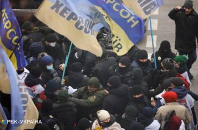 Терпение народа иссякло: в Киеве протестующие схлестнулись с депутатами под Радой