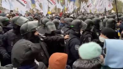 Стычки на митинге предпринимателей около здания Верховной рады в Киеве — видео