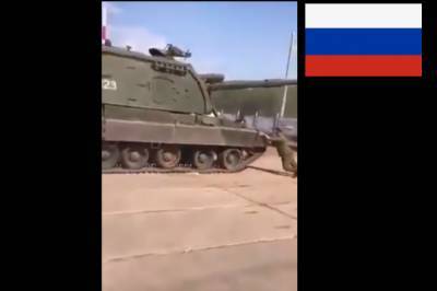 ЧП в российской армии попало на видео: многотонная САУ вдруг начала движение и попыталась "сбежать" из части