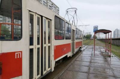 В Одессе сошедший с рельсов трамвай влетел в забор
