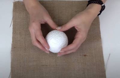 Отличные идеи, что можно сделать из мешковины и пенопластового шарика