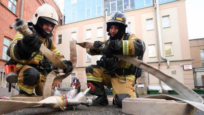 Водитель экскаватора спас людей при пожаре в Москве