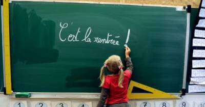 Власти Франции просят родителей не перебрасывать детей через забор школ