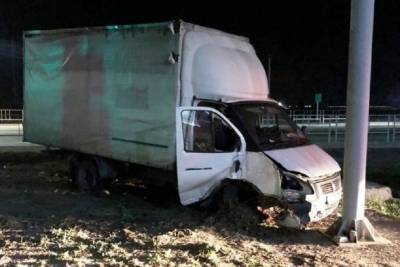 На Кубани водитель «Газели» врезался в светофор и погиб