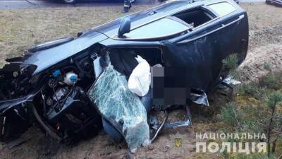 Смертельное ДТП на Волыни: легковушка столкнула фуру с дороги – фото