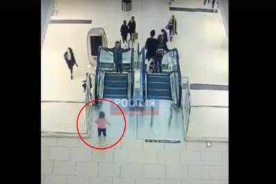В Сочи камеры видеонаблюдения сняли, что происходило перед тем, как девочка застряла в эскалаторе