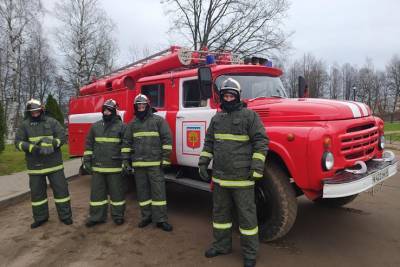 Добровольная пожарная команда приступила к работе в поселке Дубровка