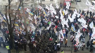 Стычки под Верховной Радой: протестующие рвутся к нардепам