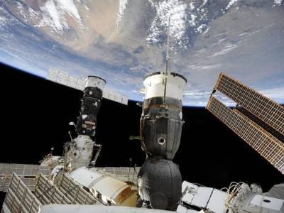 Космонавты фольгой и резиной заклеивают дырку на МКС