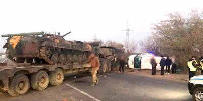 В Одесской области тягач с военной техникой столкнулся с микроавтобусом