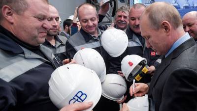 Петербурженка выставила на продажу каску с автографом Путина